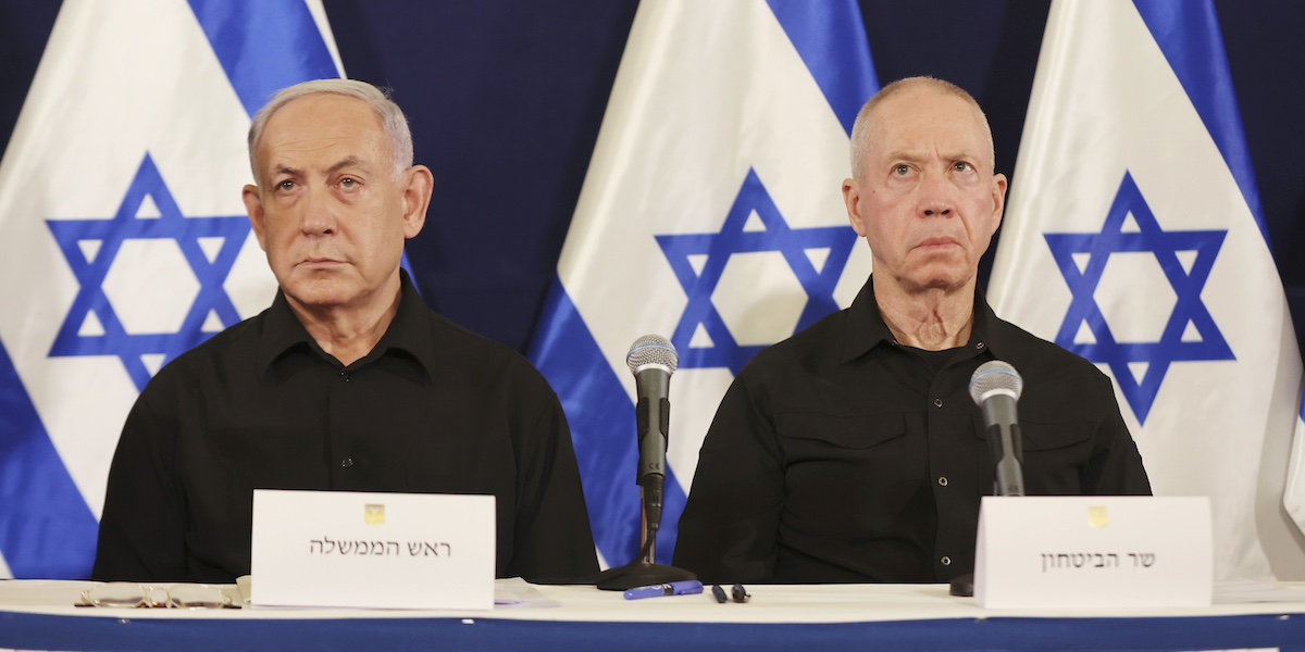 Il primo ministro israeliano Benjamin Netanyahu (a sinistra) e il ministro della Difesa Yoav Gallant (Abir Sultan/Pool Photo via AP)
