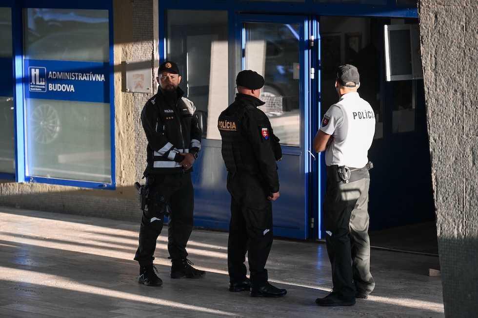 Agenti di polizia presidiano l'ospedale universitario F. D. Roosevelt, dove è ricoverato Fico.