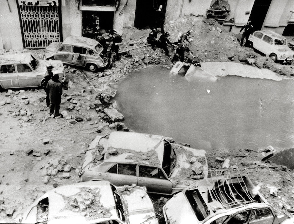 Il cratere lasciato dall'esplosione che uccise Carrero Blanco