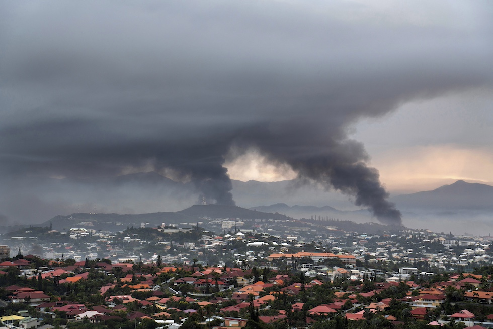 Vista dall'alto della città di Nouméa con del fumo provocato da incendi appiccati dai gruppi indipendentisti durante le proteste