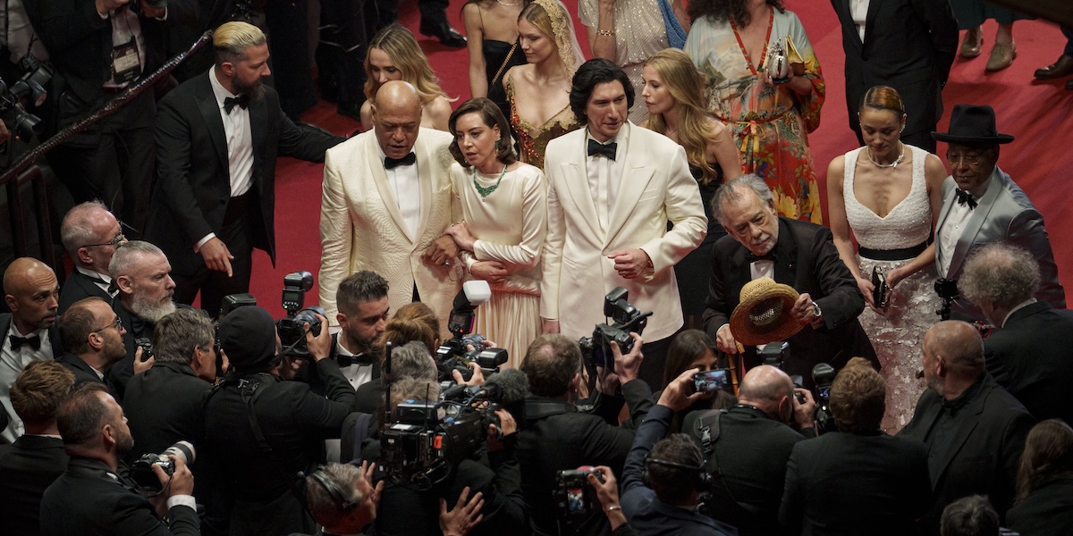 L'attore Adam Driver, al centro, il regista Francis Ford Coppola, a destra, e il resto del cast di Megalopolis dopo la prima del film al festival di Cannes