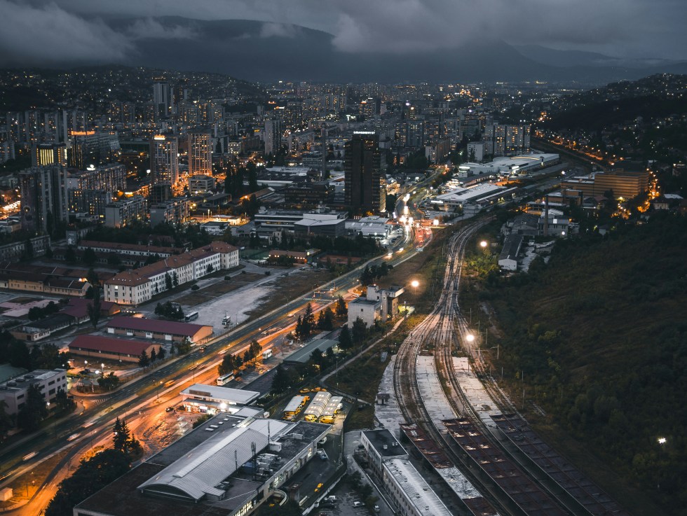Una vista notturna della capitale bosniaca Sarajevo