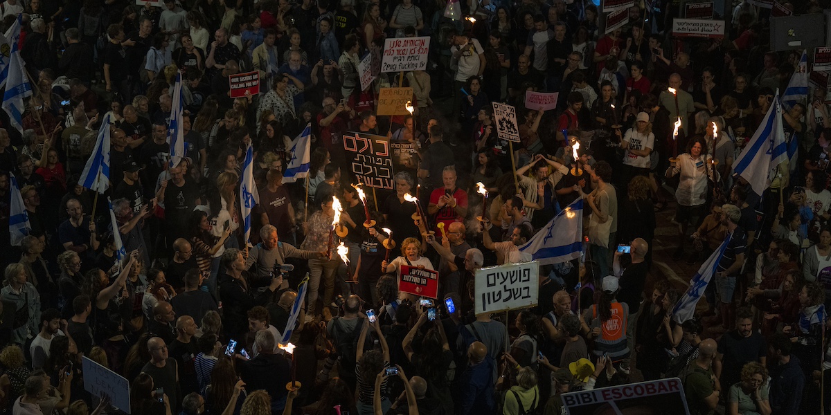 Manifestanti a Tel Aviv chiedono la liberazione degli ostaggi, lo scorso 4 maggio (AP Photo/Ariel Schalit)