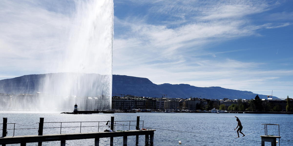 Il getto d'acqua nel lago di Ginevra, con la città sullo sfondo e il lago in primo piano