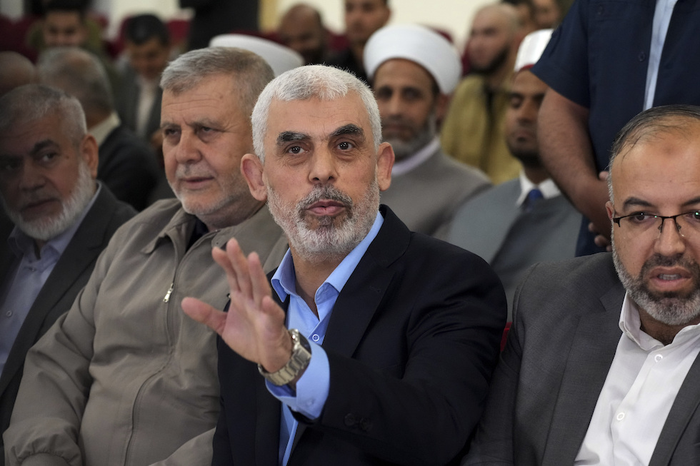 Yahya Sinwar, il leader di Hamas nella Striscia di Gaza, in una foto del 2022