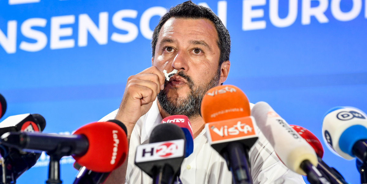 Matteo Salvini festeggia la vittoria elettorale del 2019 nella sede della Lega in via Bellerio, a Milano, baciando un crocifisso in conferenza stampa (Claudio Furlan/LAPresse)