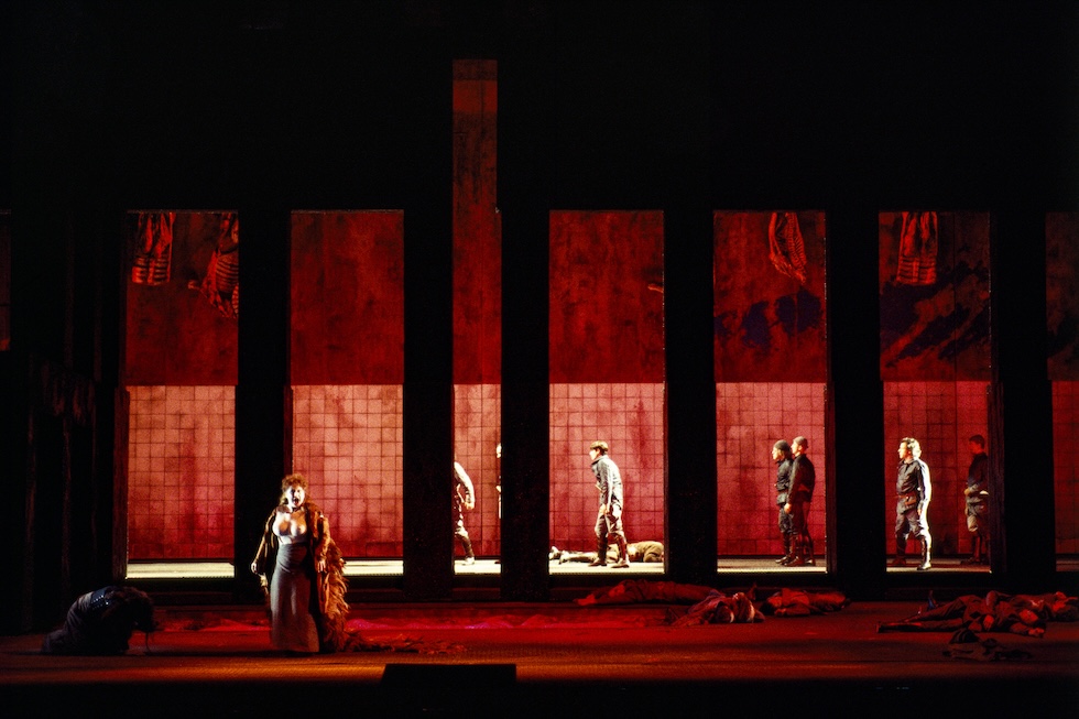 Una foto dell'allestimento realizzato da Aulenti per la tragedia <em>Elektra</em>, diretta da Luca Ronconi alla Scala di Milano nel 1994 