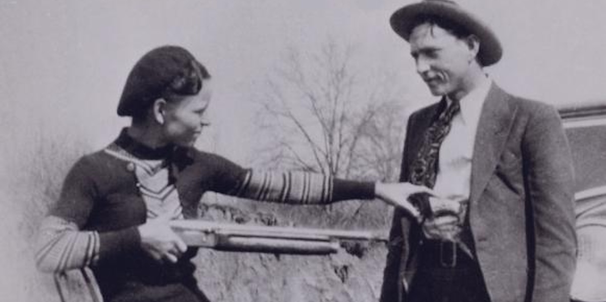 Bonnie Parker e Clyde Barrow in una foto di una data imprecisata