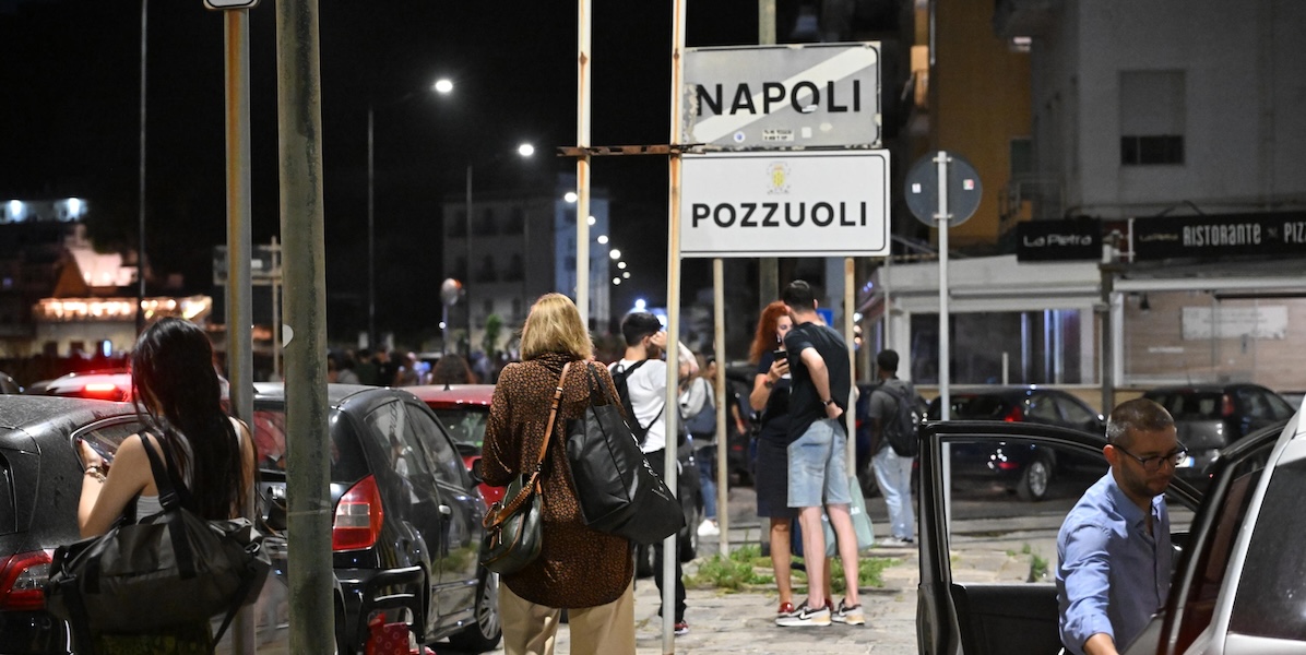 Gente in strada a Pozzuoli lunedì sera dopo il terremoto