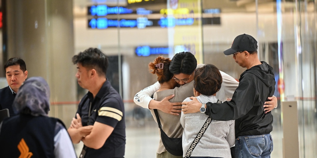Alcuni passeggeri del volo tra Londra e Singapore dopo l'atterraggio di emergenza a Bangkok (ANSA/EPA/ARIFFIN JAMAR / THE STRAITS TIMES)