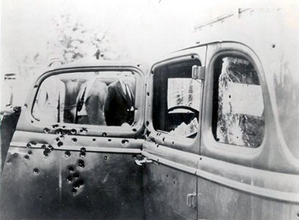 L'auto di Bonnie e Clyde crivellata dai proiettili della polizi