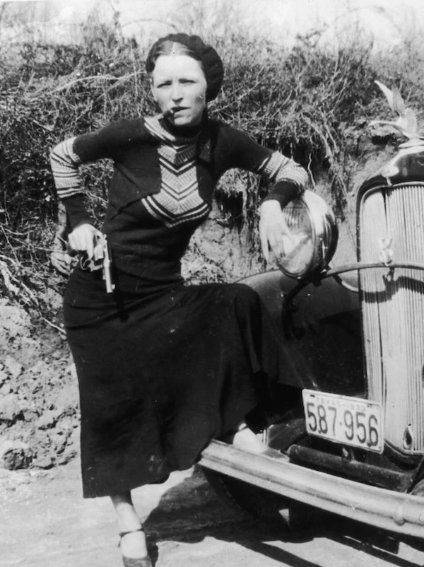 La foto di Bonnie Parker con sigaro e pistola
