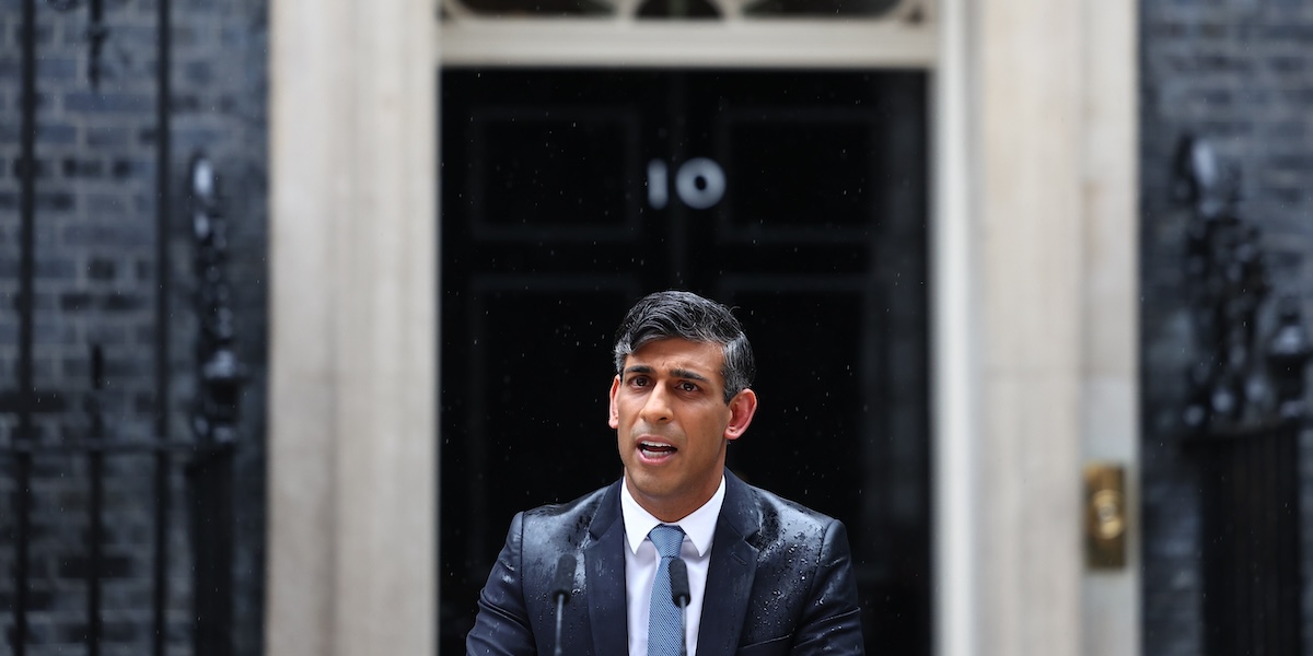 Il primo ministro britannico Rishi Sunak sotto la pioggia in Downing Street, a Londra, il 22 maggio 2024