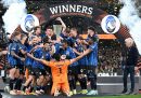 Il momento in cui l'Atalanta ha ricevuto il trofeo dell'Europa League