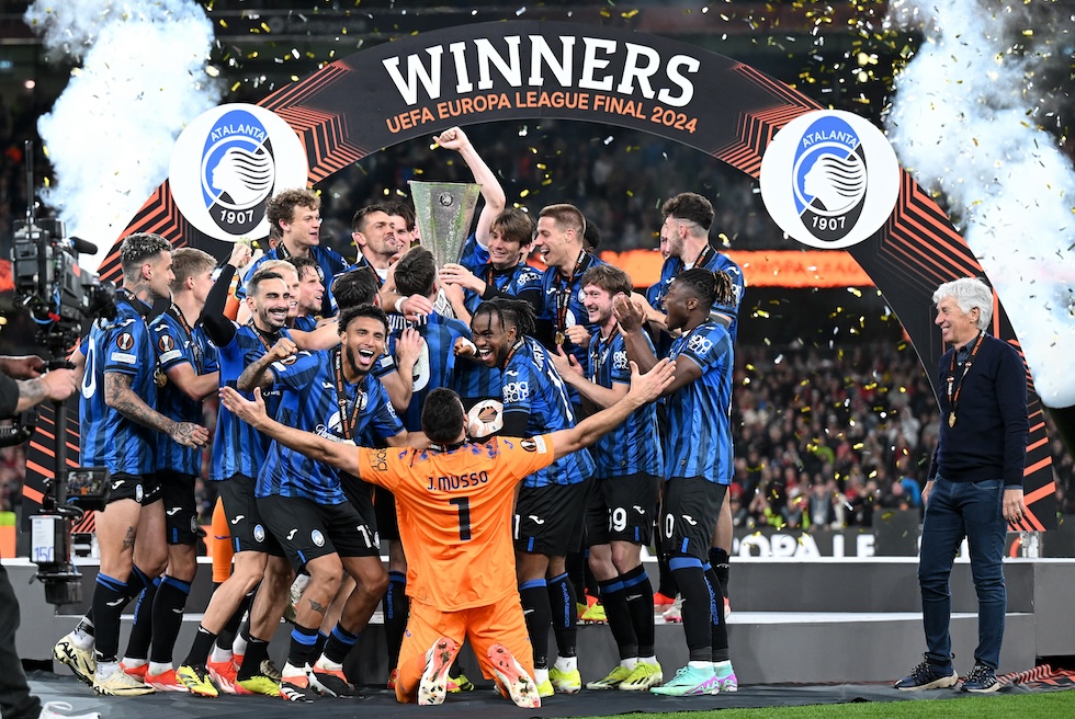 Il momento in cui l'Atalanta ha ricevuto il trofeo dell'Europa League