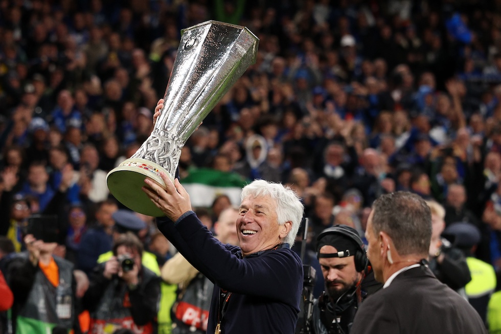 Gian Piero Gasperini con il trofeo dell'Europa League
