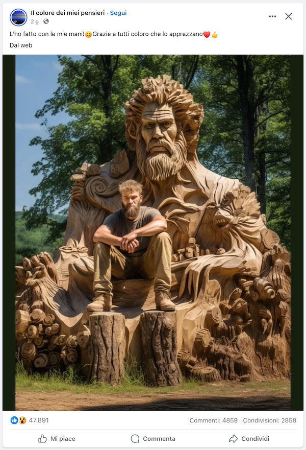 Un ragazzo siede davanti a una scultura in legno che rappresenta il volto di una figura maschile in cima a un insieme di onde, nervature varie e volti mostruosi 