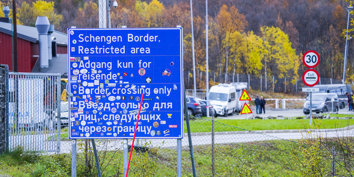 Un cartello che segnala il confine tra la Norvegia e la Russia, a Kirkenes, in Norvegia (Lise Aserud/NTB Scanpix via AP)