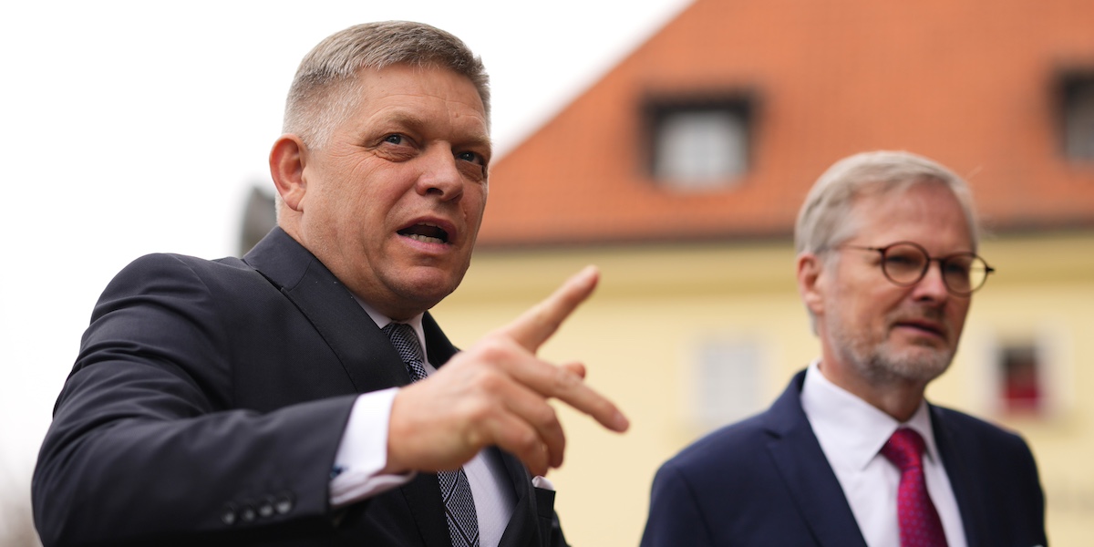 Il primo ministro slovacco Robert Fico, a sinistra, e il primo ministro ceco Petr Fiala, a destra, a febbraio 2024 (AP Photo/Petr David Josek)
