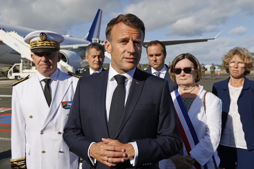 Il presidente francese Emmanuel Macron al suo arrivo in Nuova Caledonia (ANSA/EPA/LUDOVIC MARIN / POOL)