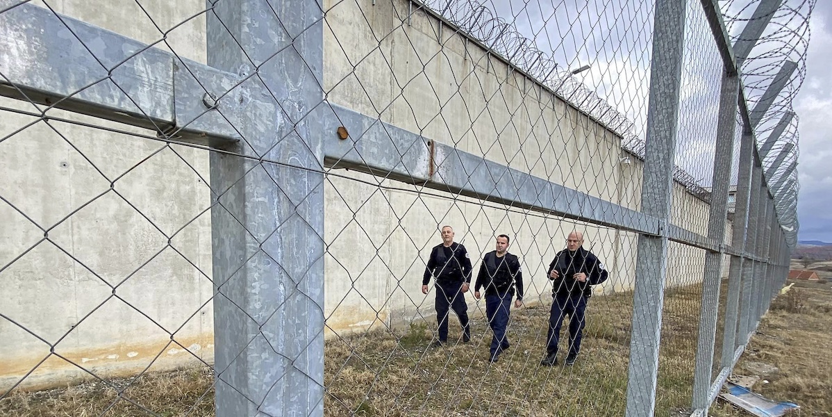 Guardie carcerarie di Gjilan, in Kosovo (AP Photo/str)