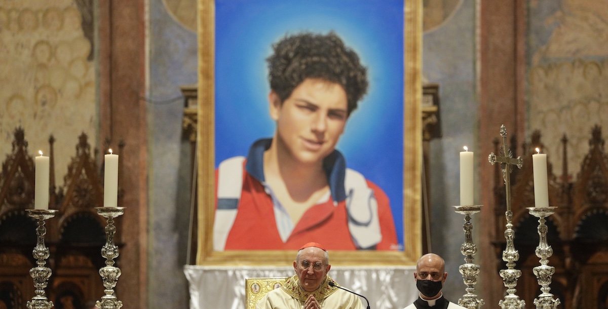 Un'immagine di Carlo Acutis durante la cerimonia di beatificazione, nel 2020 (AP Photo/Gregorio Borgia)