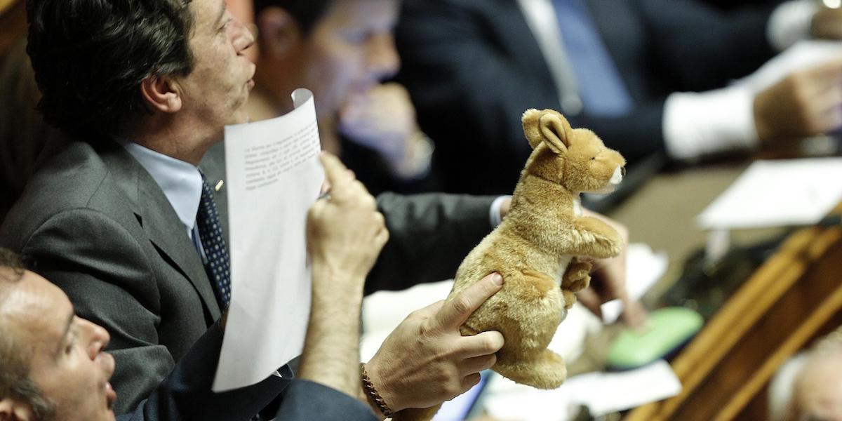 Foto di senatori del Movimento con un canguro di peluche in mano