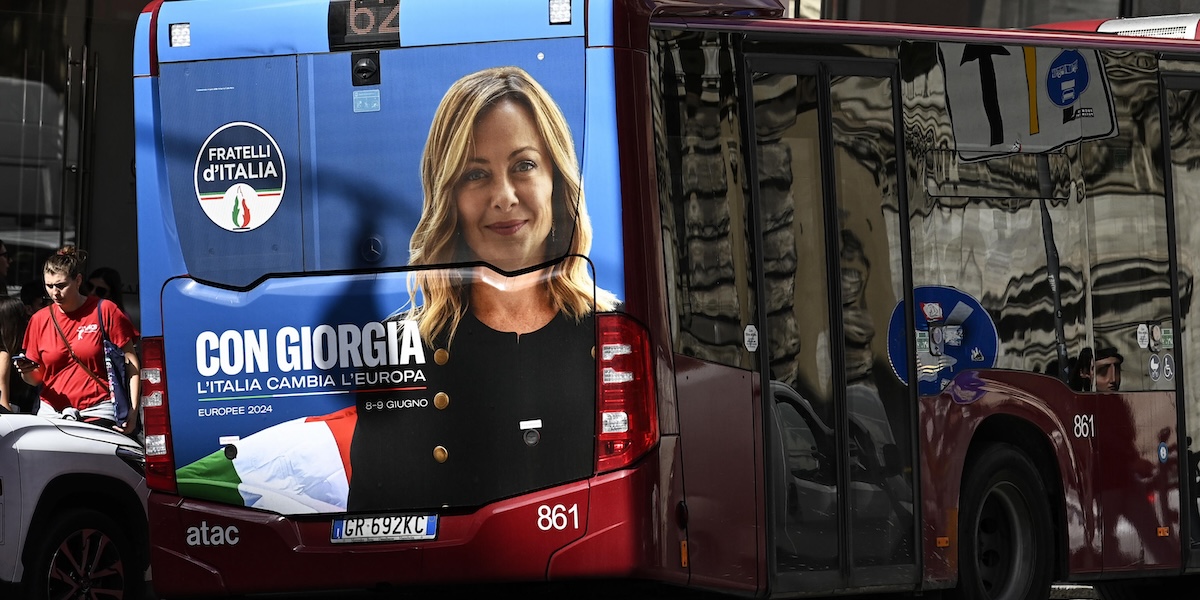Un manifesto elettorale di Giorgia Meloni su un autobus a Roma, 22 maggio 2024.