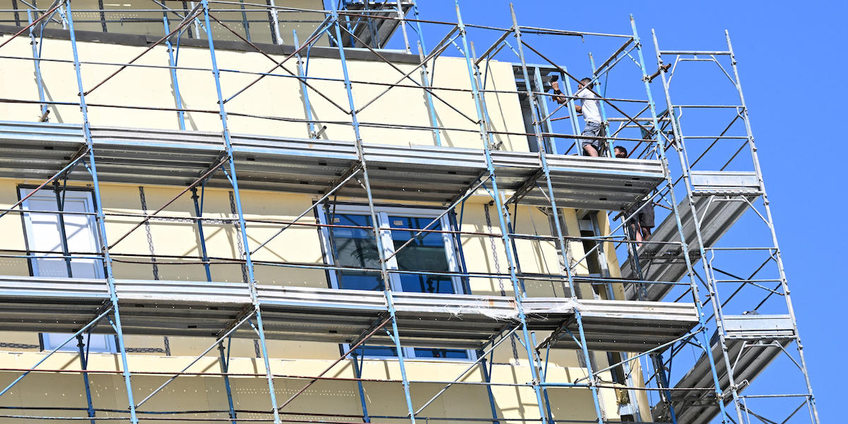 Operai edili al lavoro sulla facciata di un palazzo di Milano, il 6 settembre 2023 (DANIEL DAL ZENNARO/ANSA)