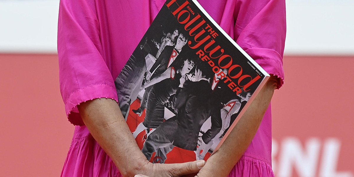 Una delle tre edizioni cartacee dello Hollywood Reporter italiano tra le mani della sua ex direttrice Concita de Gregorio alla Festa del cinema di Roma (ANSA/RICCARDO ANTIMIANI)