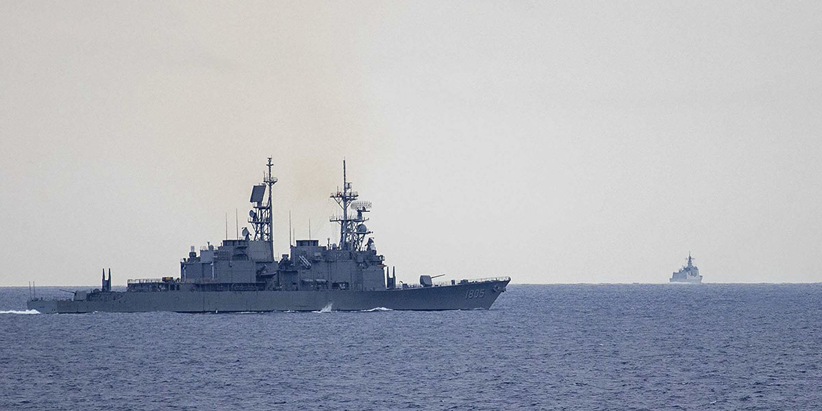 Una nave da guerra di Taiwan tiene sotto controllo una nave da guerra cinese nel corso delle esercitazioni militari della Cina intorno a Taiwan (Ministero della Difesa di Taiwan via AP)