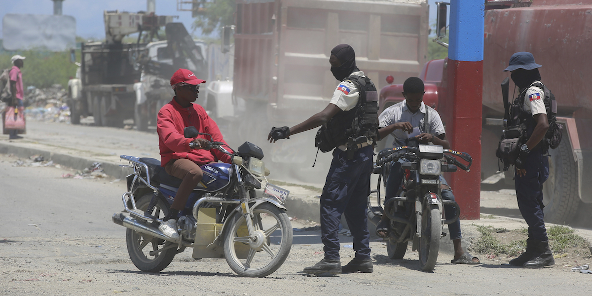 I controlli della polizia haitiana vicino all'aeroporto della capitale Port-au-Prince, 24 maggio 2024 (AP Photo/Odelyn Joseph)