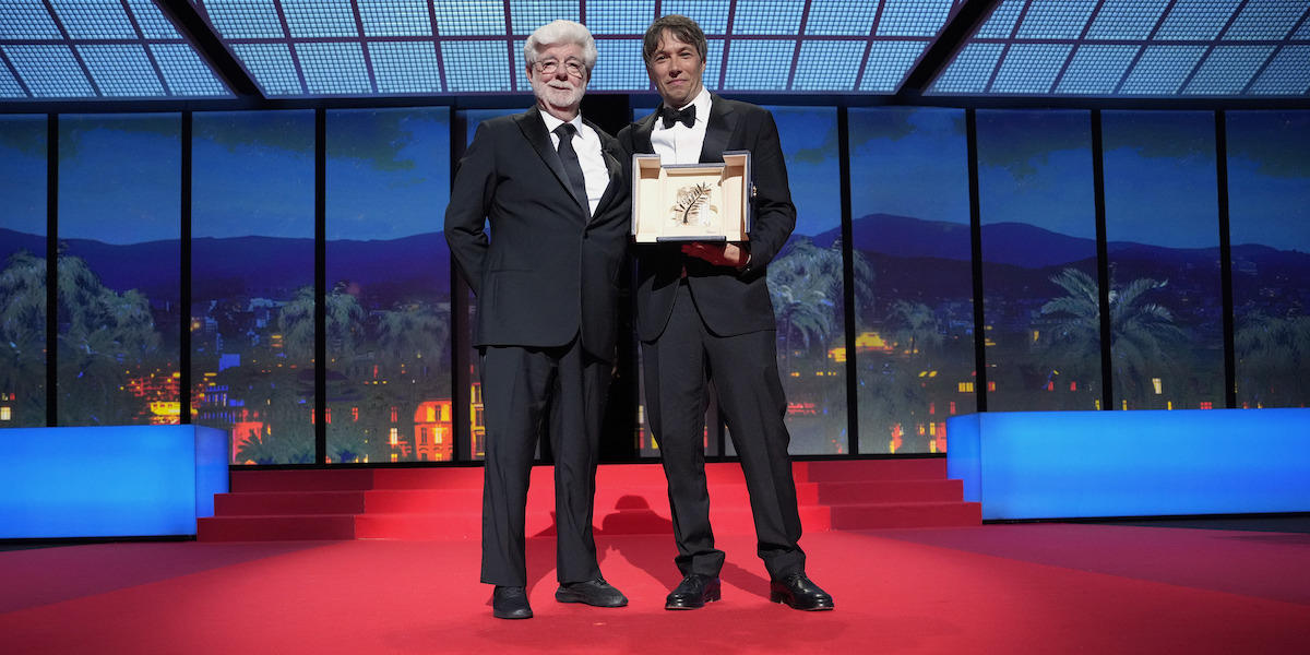 George Lucas (a sinistra) e il regista statunitense Sean Baker (a destra), che ha vinto la Palma d'oro vinta al festival di Cannes per Anora (Andreea Alexandru/Invision/AP)