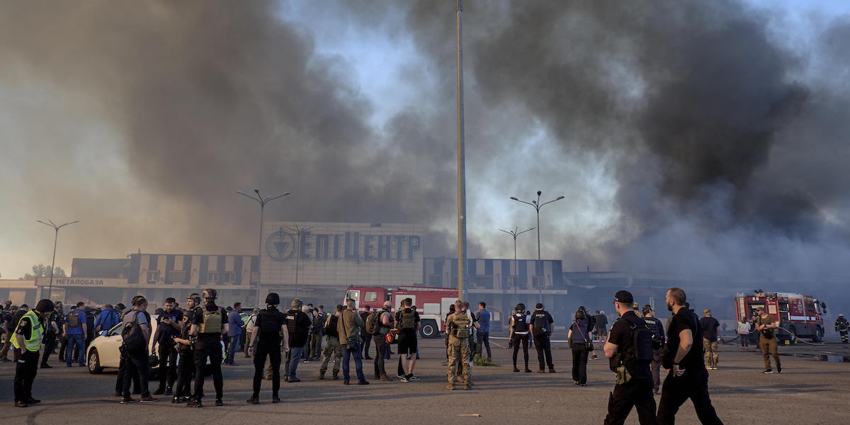 Il grande magazzino per il fai da te in fiamma a Kharkiv dopo il bombardamento russo (EPA/SERGEY KOZLOV)