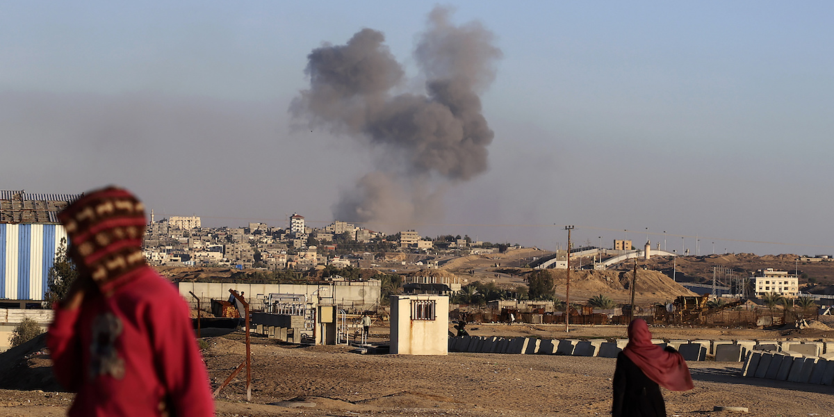 Il fumo di un bombardamento su Rafah fotografato a distanza