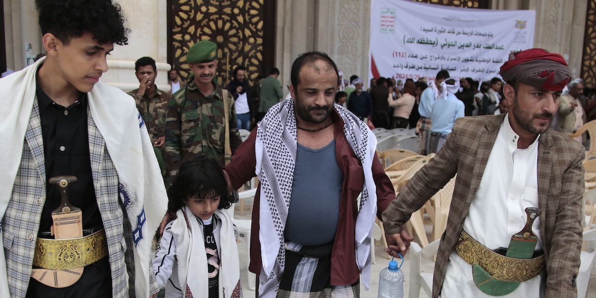 Un prigionieri di guerra yemenita appena liberato, accompagnato da alcuni familiari, il 26 maggio 2024