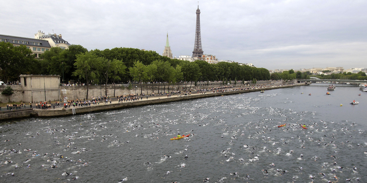 Decine di persone che nuotano nella Senna a Parigi durante una gara