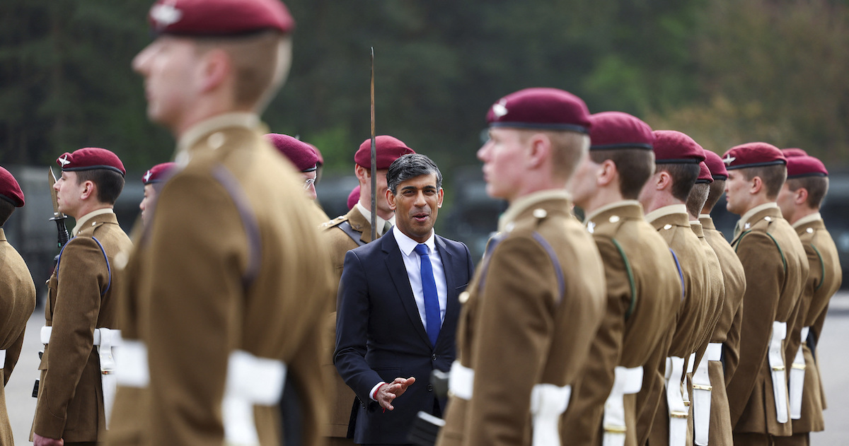 Il primo ministro britannico Rishi Sunak durante una parata militare a maggio