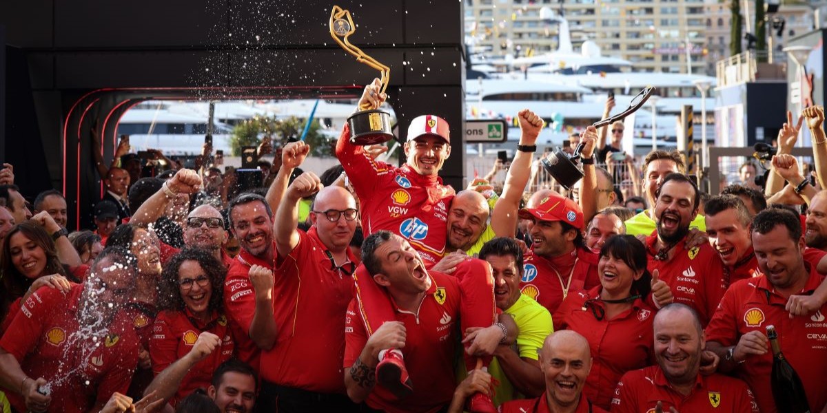 Il pilota monegasco Charles Leclerc festeggia la vittoria nel Gran Premio di Monaco con la Ferrari (Ryan Pierse/Getty Images)