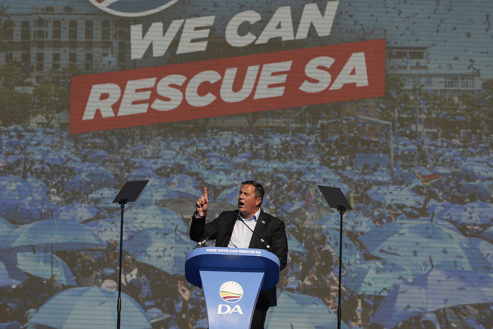 John Steenhuisen, il leader di Alleanza Democratica, durante un comizio elettorale
