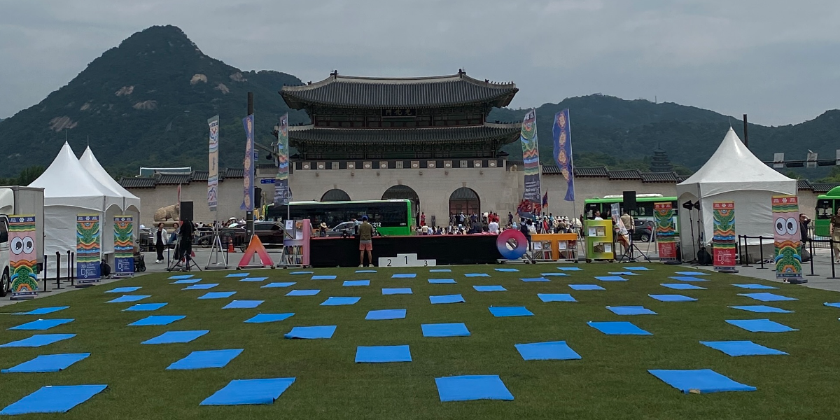 I tappetini stesi per i partecipanti, stesi davanti ai cancelli Gwanghwamun del palazzo Gyeongbokgung, a Seul (thespaceoutcompetition/Instagram)