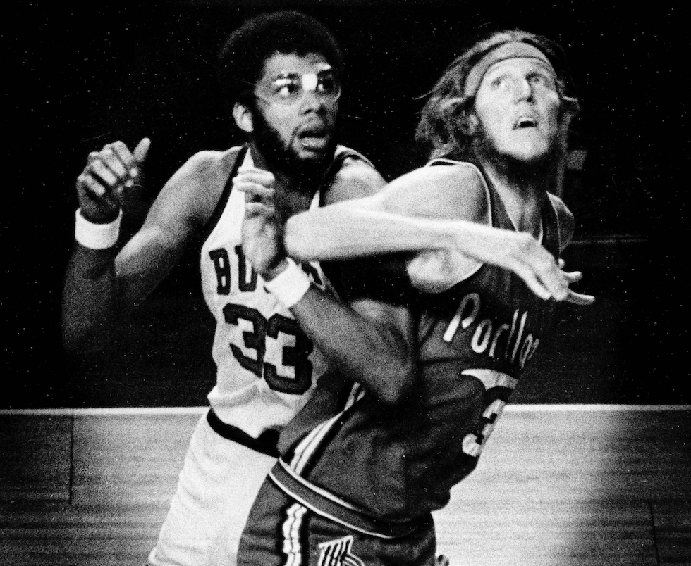 Kareem Abdul-Jabbar, dei Milwaukee Bucks, contro Bill Walton, dei Portland Trail Blazers, nel 1975 (AP Photo)