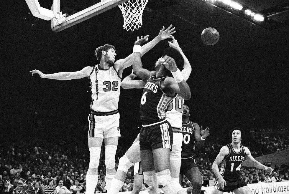 Bill Walton dei Portland Trail Blazers contro Julius Erving dei Philadelphia 76ers, nel 1977. (AP Photo)