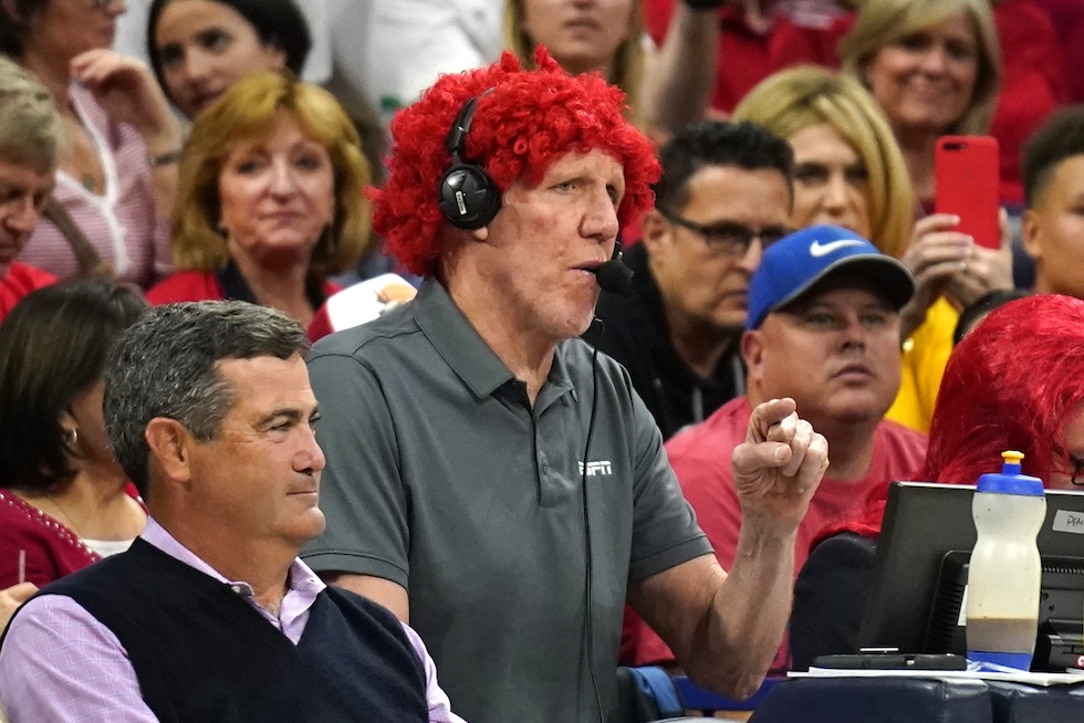 Bill Walton durante la telecronaca di una partita di basket universitario, nel 2020 (AP Photo/Rick Scuteri)