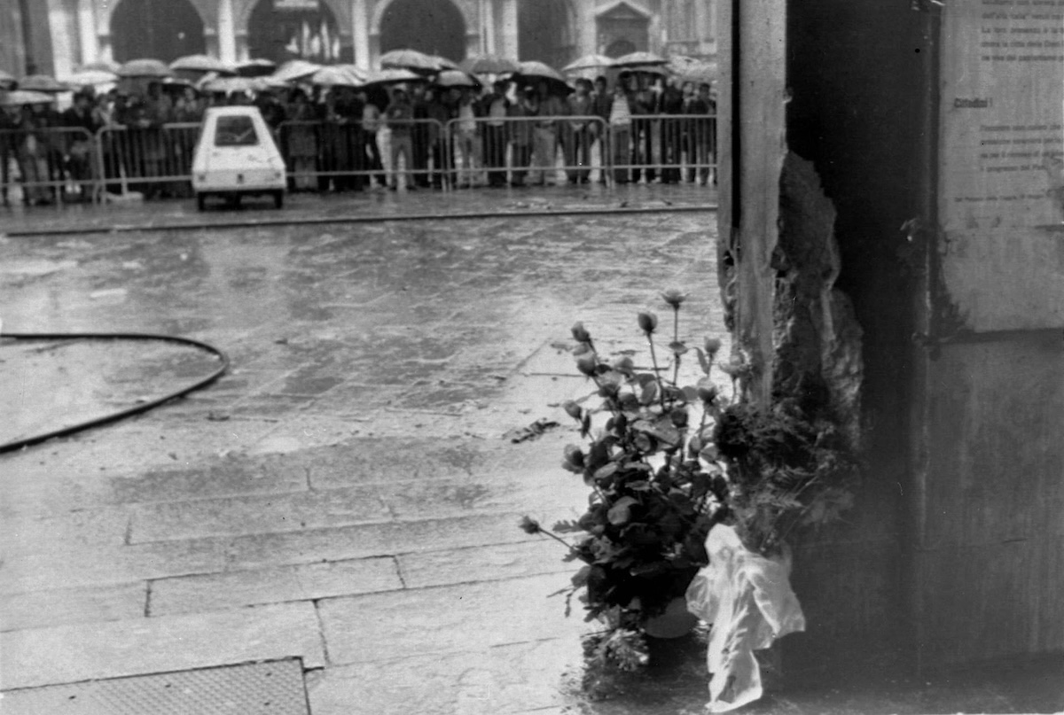 Una foto di fiori lasciati in piazza Della Loggia a Brescia dopo la strage