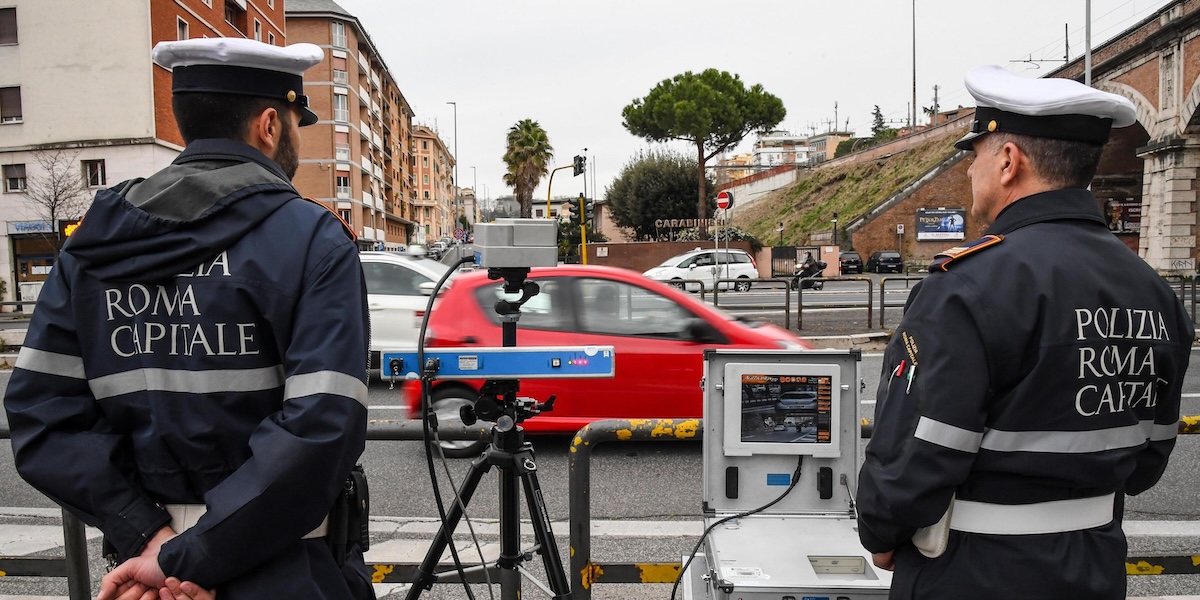 Una pattuglia della polizia municipale di Roma durante un controllo della velocità