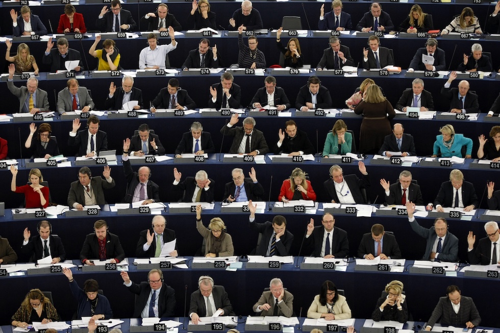 Eurodeputati ed eurodeputate durante un voto al Parlamento Europeo, nel 2014 