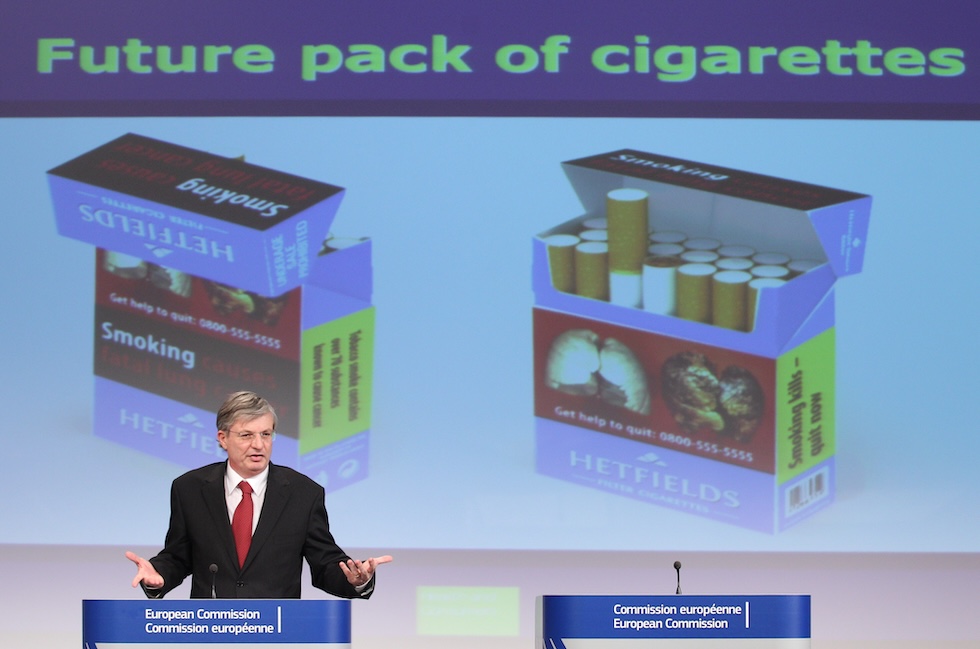 Il commissario europeo per la Salute Tonio Borg presenta una proposta di direttiva sul tabacco, nel 2012 