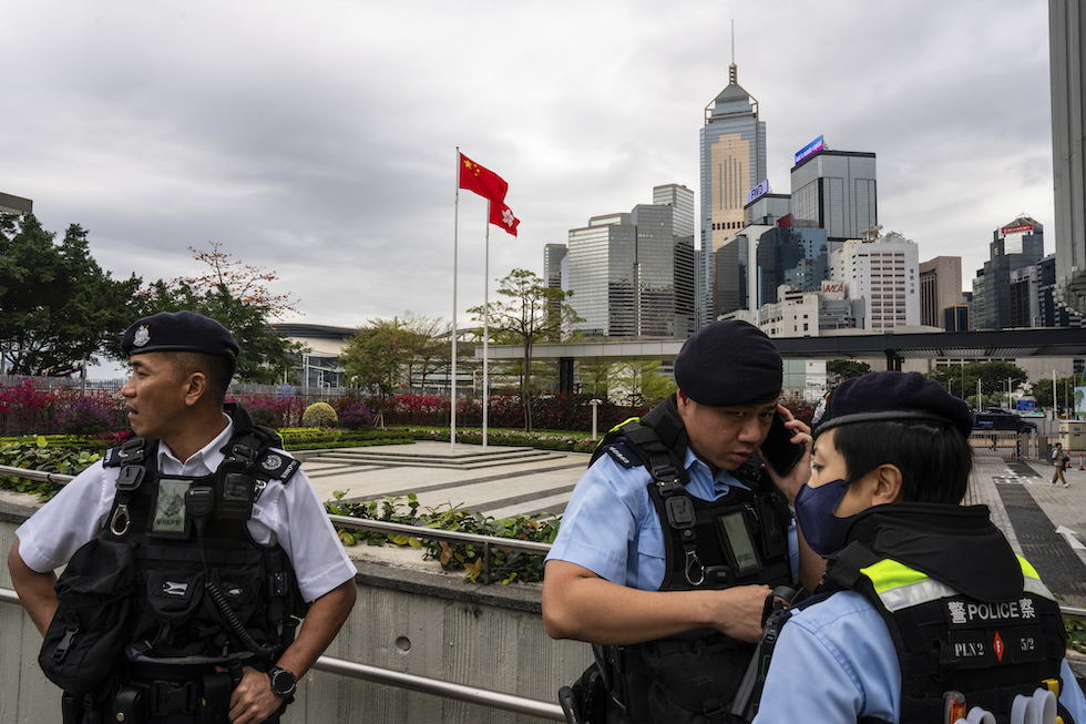 Polizia fuori dal parlamento locale di Hong Kong, marzo 2024