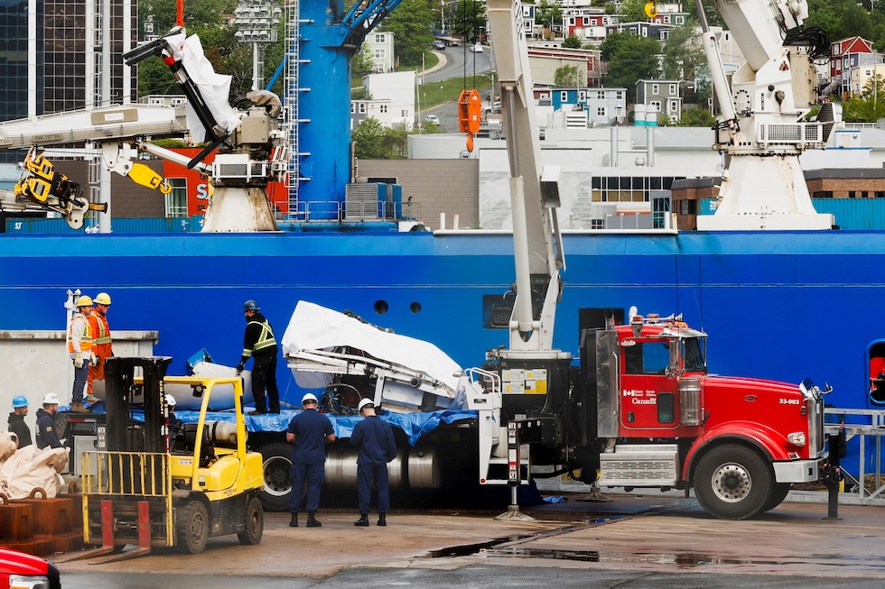 Alcuni detriti del Titan trasportati al porto di St. John's, in Canada, 28 giugno 202